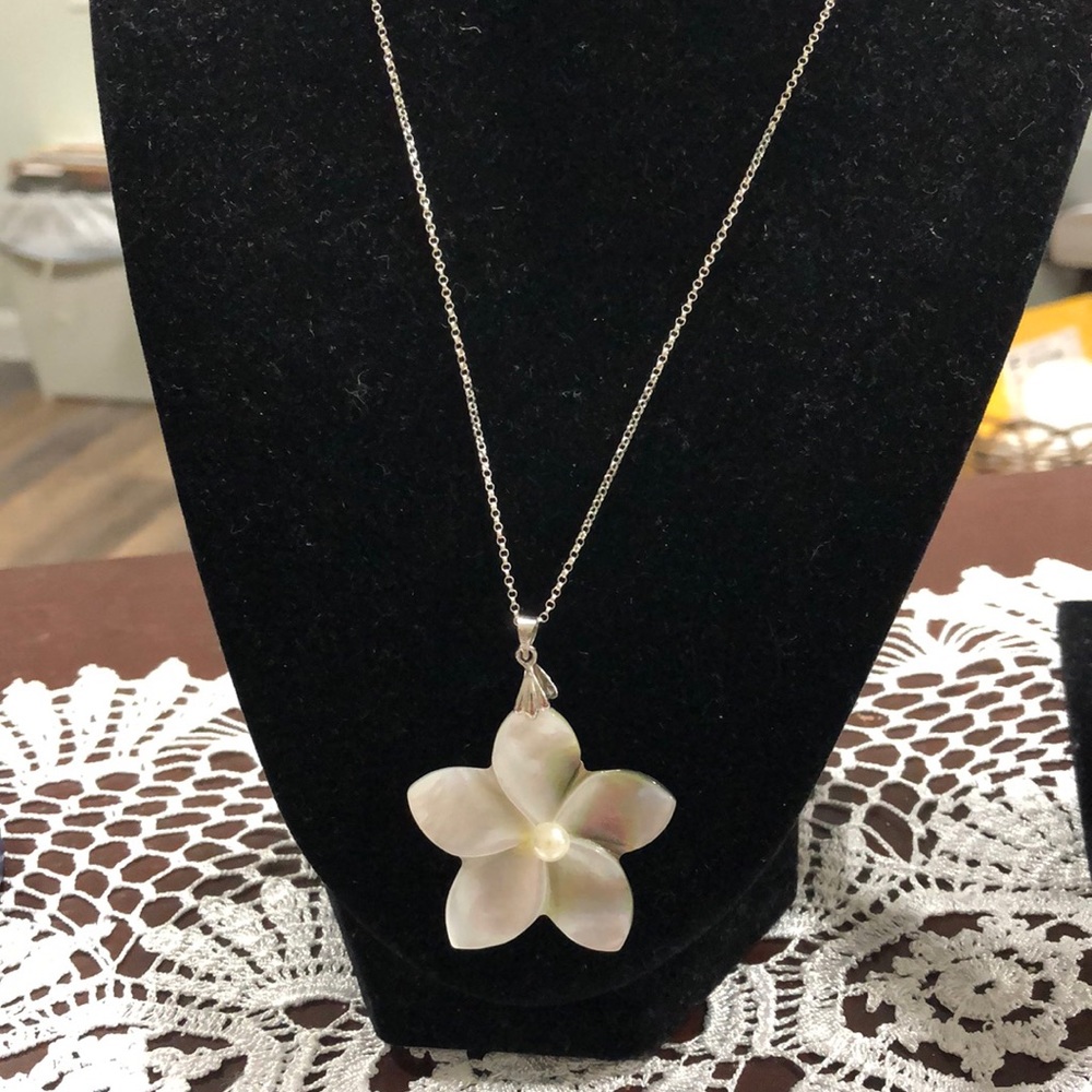 NWT 925 Sterling silver mother of pearl pendant